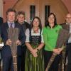 Zum 100-jährigen Bestehen des Liederkranz Wernfeld gratulierten Abordnungen der Ortsvereine und der Gemündener Bürgermeister. Die Vorsitzende Rita Pfister (links) würdigte nochmals die Verdienste des langjährigen Dirigenten Gerhard Köhler (rechts). Die Ehrengäste erhielten als Geschenk den "Würfelder Base". Zum 100-jährigen Bestehen des Liederkranz Wernfeld gratulierten Abordnungen der Ortsvereine und der Gemündener Bürgermeister. Die Vorsitzende Rita Pfister (links) würdigte nochmals die Verdienste des langjährigen Dirigenten Gerhard Köhler (rechts). Die Ehrengäste erhielten als Geschenk den "Würfelder Base".