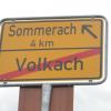 Symbolfoto: Das Ortsschild von Volkach in Richtung Sommerach.