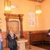 Informationsbesuch in der Kreisgedenkstätte ehemalige Synagoge Gaukönigshofen: Landrat Thomas Eberth (rechts), Synagogen-Führerin Gertraud Renner und Bürgermeister Johannes Menth loten Möglichkeiten und Chancen einer aktualisierten Erinnerungskultur aus.