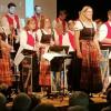 Das Foto zeigt Bettina Henninger musikalische Leiterin und das Gesangsduo Manuela Frieß und Günther Schell bei den Stücken „Böhmische Liebe“ und „Das Egerländer Medley“.