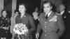 Das iranische Kaiserpaar Soraya und Mohammed Reza Pahlavi im Februar 1955 beim Betreten des Saals im Hamburger Hotel Atlantic, in dem die iranische Kolonie einen Empfang für sie veranstaltete.