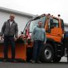 Der städtische Bauhof in Gerolzhofen hat einen neuen Unimog in Betrieb genommen. Das Fahrzeug hat gut 150 000 Euro gekostet. Im Bild (von links) Stefan Dülk, Verkaufsberater der Firma Herold, Bauhofleiter Michael Finster, Bürgermeister Thorsten Wozniak und Stadtbaumeisterin Maria Hoffmann.