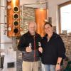 In der hofeigenen Brennerei zeigen Anja und Franz Iff eine Auswahl ihrer selbst hergestellten alkoholischen Erzeugnisse.