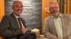 Er hat das Dorf mitgeprägt: Nach eineinhalb Jahren verabschiedet Nachfolger Karl-Heinz Hofmann (rechts) Wiesthals Altbürgermeister Andreas Zuschlag.