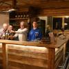 Nach 48 Jahren wurde die Fußballerhütte in Frammersbach generalüberholt und neu gestaltet. Am Tresen stehen generationsübergreifend die ehrenamtlichen Helfer, wie hier Alfred Büdel, Eva Franz, Hans und Tim Zachrau.