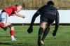 Leopold Brachat (links) von SC Schwarzach erzielte auch an diesem Sonntag zwei Tore beim 7:0 seiner Mannschaft gegen Dettelbach und Ortsteile. Auf dem Bild köpft er vor einer Woche die Schwarzacher Führung gegen Heidingsfelds Torhüter (Archivbild).