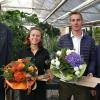 Der Unterfränkische Bezirksobermeister des Bayerischer Gärtnerei-Verbandes e.V. Friedrich Reim (rechts) und sein Stellvertreter Wilhelm Rippel gratulieren in Reims Blumenhaus in Veitshöchheim Christopher Eberth und Laura Kellner, die beide die Gärtnergehilfenprüfung 2021 mit der Note sehr gut bestanden haben.