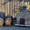 Das Geheimnis: In speziellen Eichenfässern reift der Whisky heran. Das Bild zeigt die drei Fässer, in denen die drei Whiskys viele Jahre lang lagerten.