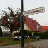 Die Seinsheimstraße in Prosselsheim wurde schon bei ihrem Bau im Jahr so breit angelegt, dass sie einmal den Anwohnerverkehr in die damals neue Siedlung sowie künftige Siedlungen aufnehmen kann. Das Grundstück mit dem Baum im Hintergrund wurde eigens als Zufahrt vorbehalten. Aktuell trennt es eine Lärmschutzwand von der Staatsstraße 2260 ab.