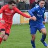 Jakob Wehr (links) vom SSV Kitzingen verfolgt Alessandro Englert vom TSV Lohr. In der Fußball-Bezirksliga West trennten sich die Mannschaften mit einem Unentschieden.