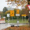 Wer von Volkach kommend über Zeilitzheim Richtung Gerolzhofen fahren möchte, kommt in Brünnstadt erst mal nicht weiter. Die Umleitungsschilder lotsen ihn rechts weg nach Frankenwinheim, von wo aus man dann über Lülsfeld und Schallfeld nach Gerolzhofen fahren soll. Auch der Umleitungsverkehr nach Krautheim muss in Frankenwinheim feststellen, dass er einen weiteren Umweg über Lülsfeld und Rimbach in Kauf nehmen muss, um ans Ziel zu gelangen.