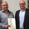 Für eine zwölfjährige Tätigkeit als Ortssprecher bedankte sich Bürgermeister Tobias Seufert (rechts) bei Herbert Seufert mit Urkunde und Präsenten. Für eine zwölfjährige Tätigkeit als Ortssprecher bedankte sich Bürgermeister Tobias Seufert (rechts) bei Herbert Seufert mit Urkunde und Präsenten.