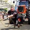 Als wäre es eine Kleinigkeit: Der Holzausener Sebastian Kraus zieht bei der deutschen Strongman-Meisterschaft in Gera einen zehn Tonnen schweren Traktor.