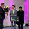 VIU-Geschäftsführer  Klaus Jansen gratuliert Moritz Grünewald zu seiner Auszeichnung. Rechts im Bild ist Elke Gentschew von der Deutschen Kreditbank AG.