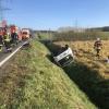 Nach einem seitlichen Anstoß überschlug sich dieser weiße VW Up an der Einfahrt nach Dampfach und landete in einem Entwässerungsgraben.