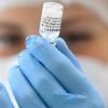 Eine medizinische Mitarbeiterin bereitet eine Impfung gegen das Coronavirus vor (Symbolbild). Seit der letzten Woche erhielten 232 Personen im Landkreis Rhön-Grabfeld ihre Erstimpfung.