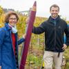 Die Endstickel in einem Weinberg in Sommerhausen wurden als Buntstifte gestaltet. Susanne Neuser hatte die Idee, und Winzer Michael Wenninger hat sie tatkräftig unterstützt.