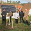 Kalt war's nur von außen beim Spatenstich für das Dorfplatzhaus in Leutershausen. Gut gelaunt über den Beginn des Baus zeigten sich von links: Bürgermeister Georg Straub, Dekan Dr. Andreas Krefft, Michael Albert und Hilda Albert von Albert Haus, Landtagsabgeordneter Sandro Kirchner, Dr. Hubert P. Büchs und Alois Heinisch von der Sozialstation St. Laurentius.