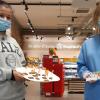 Zwei Schülerinnen haben eine kostenlose Probier Aktion im Kupsch Markt angeboten.