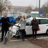 Dorothea Grebbin vom Taubermobil Carsharing überreicht den Projektpartnern das Preisgeld (von links): Thorsten Haas, Ursula Mühleck, Dorothea Grebbin und Steffen Heßlinger.