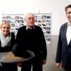 Auf dem Foto (von links): Angelika Wießner, Winfried Wießner, Bürgermeister Johannes Wagenpfahl, vorne Siegertier Alaska-Kaninchen.