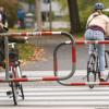 Zwei Radfahrerinnen überqueren in Würzburg auf unterschiedliche Weise einen Zebrastreifen. 
