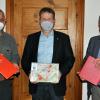 Übergabe der Unterlagen der Zwischenrevision: Bürgermeister Thomas Helbling (Mitte) nahm die aktualisierten Forstbetriebskarten von Herbert Geßner (links) und Wilhelm Schmalen entgegen. Übergabe der Unterlagen der Zwischenrevision: Bürgermeister Thomas Helbling (Mitte) nahm die aktualisierten Forstbetriebskarten von Herbert Geßner (links) und Wilhelm Schmalen entgegen.