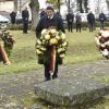 Gemeinsam mit Vertretern des VdK und des Kriegervereins legte stellvertretender Bürgermeister Alexander Krauser am Königsberger Ehrenmal Kränze nieder.