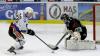 Eine bärenstarke Leistung bot auch Haßfurts Schlussmann Nicolas Hetzel. Auch in dieser Szene, als der pfeilschnelle Waldkirchner Topscorer Thomas Vezina alleine vor ihm auftauchte, blieb der 22-Jährige Sieger.