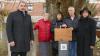 Gemeinsam mit dem Thüngener Bürgermeister Lorenz Strifsky (links) enthüllten die Nachkommen von Thüngener Juden Rachel Halberstadt, ihr Bruder David Harel-Halberstadt und seine Frau Bayta Salzberg auf dem Planplatz einen Koffer aus Holz. Mitorganisatorin war die Heimatpflegerin Kristina Ackermann.