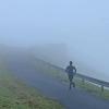 Robin Hofmann beim Zieleinlauf am nebelverhangenen Gipfelkreuz der Solhöhe.