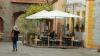 Podest vor dem "Café Denkmal" in der Maingasse.