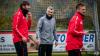 Gute Laune herrscht auf diesem Bild vom Dienstagstraining in Randersacker. Trainer Danny Schwarz (Mitte) bereitet die Drittliga-Kicker Würzburger Kickers derzeit auf das Auswärtsspiel bei Viktoria Berlin vor.