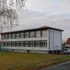 Die Gemeinde Bergtheim will die ehemalige Schule in Opferbaum zu einer dreigruppigen Kindertagesstätte umbauen. Die Fensterfront auf der Südseite soll in ihrer Art erhalten bleiben.