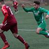 Severo Sturm (rechts) vom TSV Abtswind kommt zu spät gegen Henrik Brüggen vom ASV Neumarkt. Die Abtswinder verloren ihr letztes Heimspiel des Jahres in der Fußball-Bayernliga Nord deutlich mit 0:4 gegen ihre Gäste aus der Oberpfalz.