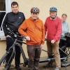 Die Bewohner der Außenwohngruppe der Lebenshilfe in Brendlorenzen freuen sich über ihr E-Tandem.