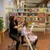 Friseurin Lucie Voll und Vorleserin Sophie.