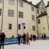 Auf 300 Quadratmetern Echteis-Fläche drehen die Schlittschuhfans im Bad Mergentheimer Schlosshof ihre Runden.