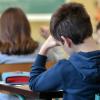 Weil er keine Lust auf Unterricht (Symbolbild) hatte, blieb ein 14-Jähriger lieber im Bett. Die Polizei brachte ihn in die Schule.