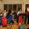 Die Marktbreiter Musikanten mit ihrem Gesangsduo Cilly und Kilian sorgten für Stimmung auf dem Wallochny-Hof in Marktbreit.