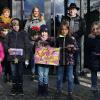 Die kreativen Gewinner der diesjährigen Weihnachtskarten (von links hinten): Stephanie Ohilipp, Tanja Schaub-Gütling, Herbert Hemmelmann; (vorne): Emma Scheb, Luis Weiglein, Pauline Hartmann, Aurelia Karl, Lisa-Marie Weiglein.