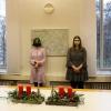 Erfreut nahm Regierungspräsident Dr. Eugen Ehmann (von links) das diesjährige Adventsgesteck stellvertretend durch die Floristinnen Björk Tscheligi (Blumenhaus Stilvoll, Ochsenfurt) und Inga Groth (Blumenhaus Nagengast, Würzburg) entgegen. Mit dabei als Fachlehrer Hubert Ludwig der Staatlichen Beruflichen Schulen Kitzingen-Ochsenfurt (rechts).