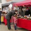 Adventskränze, Plätzchen und "Kuchen to go" hatten das Sternenzauberteam und die Kindergarteneltern am Sonntag vor dem ersten Advent kurzfristig zugunsten des Hausener Kindergartens angeboten.