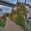 Das seit zwölf Jahren leerstehende Gemeindemiethaus Würzburger Straße 58 (rechts) wird abgerissen. Der 2015 angelegte Fußweg von der Würzburger Straße zum neuen REWE Markt an der Pont-l'Evêque-Allee wird eingezogen und verlegt. Das seit zwölf Jahren leerstehende Gemeindemiethaus Würzburger Straße 58 (rechts) wird abgerissen. Der 2015 angelegte Fußweg von der Würzburger Straße zum neuen REWE Markt an der Pont-l'Evêque-Allee wird eingezogen und verlegt.