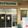 An der Notaufnahme auf der Rückseite des Kreiskrankenhauses Lohr weist ein Plakat auf die Schließung der  Bereitschaftspraxis hin. 