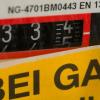 Wer, wie auf diesem Symbolbild zu sehen, einen Gaszähler im Haus hat, beobachtet den Verbrauch angesichts der aktuellen Gaspreissteigerungen mit einem mulmigen Gefühl.