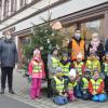 Kinder der städtischen Kita Edith-Stein-Straße schmückten den Weihnachtsbaum vor Betten Emmerich in Marktheidenfeld.