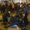 Polizisten lösten am Donnerstagabend eine unangemeldete Demonstration gegen die Corona-Maßnahmen in Hildburghausen auf. Diese fand genau ein Jahr nach dem "Corona-Spaziergang" statt, der die Stadt bundesweit in die Schlagzeilen brachte.