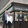 Der Name "Edelmann & Belschner" steht für das älteste durchgehend betriebene Geschäft in Schweinfurt. Bis ins Jahr 1730 ist die Historie des Hauses dokumentiert. Jetzt hat Uhrmacher Alexander Maskos (Zweiter von rechts) von Henry J. Leidholdt  (Zweiter von links) übernommen.  Darüber, dass es weiter geht, freuen sich auch Schmuckfachverkäuferin Sabine Dorn, Goldschmiedin Birgitta Hammel und Oberbürgermeister Sebastian Remelé (vorne von links).  