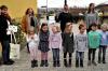 Die stolzen Projektteilnehmerinnen und -teilnehmer der Kita St. Valentin bei der Urkundenüberreichung mit (von links): Projektleiterin Kim Kühn von der Region Mainfranken GmbH, Bürgermeisterin Elisabeth Drescher, Kita-Leiter Stefan Lemke und Erzieherin Linda Göbel. 
